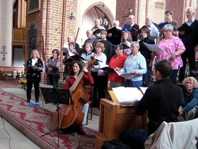 Probe mit Violone mit dem Kammerchor Münster in Stettin, Kathedrale. Copyright: Antje Plieg-Oemig