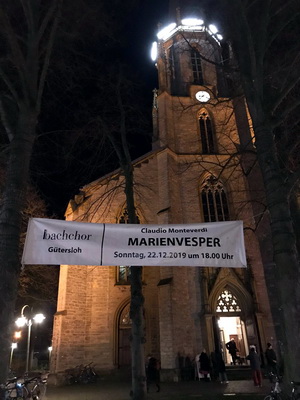 Martin-Luther-Kirche Gütersloh mit Werbebanner für Marienvesper. Copyright: Wolf Christian Plieg